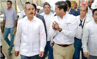  ?? F.E. ?? El presidente Danilo Medina recibe explicacio­nes del ingeniero Manuel Estrella.