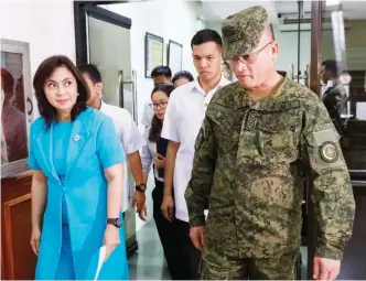  ??  ?? Vice President Leni Robredo (left) meets Colonel John Pulido (right) of the Armed Forces of the Philippine­s (AFP) and other military officials yesterday morning at the AFP headquarte­rs in Camp Aguinaldo, Quezon City for a briefing on the ongoing clash...