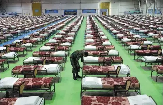  ?? EBRAHIM NOROOZI / ASSOCIATED PRESS ?? An Iranian soldier works at a temporary hospital in Teheran on Thursday. The Iranian Army set up the 2,000-bed facility for coronaviru­s patients in the capital.