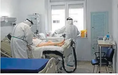  ?? D.C. ?? Personal sanitario atendiendo a un paciente covid en la octava planta del Puerta del Mar.