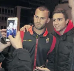  ??  ?? RECLAMADO. Jesé se fotografía con un seguidor al llegar a Málaga.