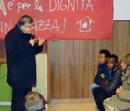  ??  ?? I somali nel convitto dei Gesuiti in via Spaventa a Firenze A sinistra, padre Ennio Brovedani parla durante un’assemblea degli occupanti