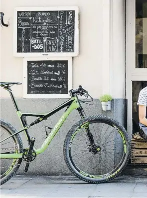  ??  ?? L’Andrea va obrir el Bicioci Bike Cafe juntament amb en Fabrizio l’any 2014.