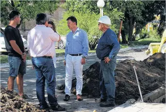  ??  ?? Carlos Bevilacqua, durante una recorrida para supervisar la obra de la red cloacal.