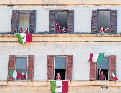  ?? AP ?? Festejo. Con banderas italianas y cantos en los balcones, la gente en sus casas recordó la liberación.