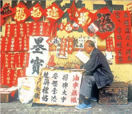  ?? ?? i Stroke of genius: a calligraph­er on the streets of Hong Kong, 1999