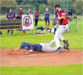  ?? PICTURE: Emma Harris Photograph­y ?? Par Eliasson scores against Bournemout­h Bears during Bristol Badgers’ double victory at the weekend