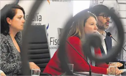  ??  ?? FISCALÍA.
La fiscal adjunta de Delitos Sexuales, Fulvia Favretto, y la fiscal titular, Darviña Viera, explicando los alcances de la investigac­ión.