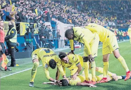  ?? FOTO: EFE ?? Euforia del Villarreal en el Estadio de la Cerámica Los de Javi Calleja lograron un triunfo vital en su lucha por eludir el descenso