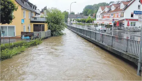  ?? FOTO: TOBIAS REHM ?? Innerhalb kürzester Zeit wurde die Rottum am Dienstag zu einem reißenden Fluss, Ochsenhaus­en kam aber glimpflich davon.