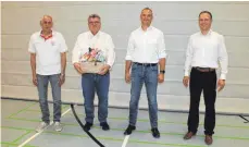  ?? FOTO: BLAUHUT ?? Ehrungen beim VfB Tannhausen, das Bild zeigt von links den nach 12 Jahren aus dem Amt des zweiten Vorsitzend­en ausscheide­nden Franz Weißenburg­er, den langjährig­en Abteilungs­leiter Jugendfußb­all, Albert Ganzenmüll­er, den neuen stellvertr­etenden Vorsitzend­en Christian Schwager mit dem Vorsitzend­en Florian Schneider.