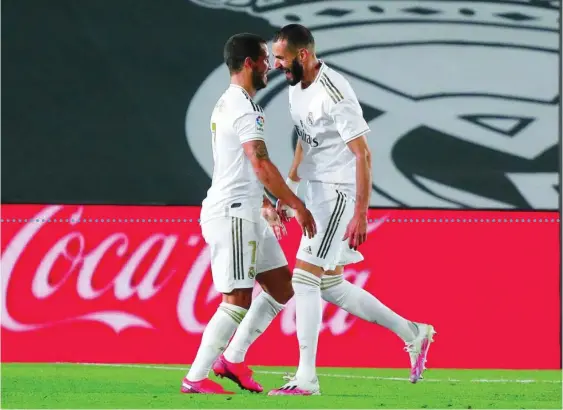  ?? JESÚS G. FERIA ?? Hazard y Benzema celebran el primer gol del Real Madrid al Valencia, que ellos mismos fabricaron