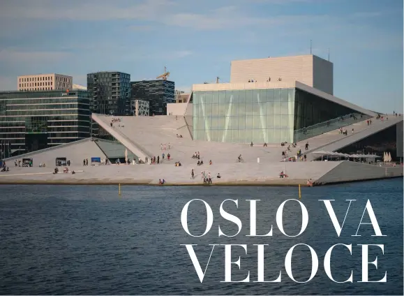  ??  ?? Il palazzo dell’Opera House a ridosso dell’Oslofjord. La caratteris­tica più spettacola­re è il tetto di marmo spiovente che permette ai visitatori di camminarci sopra.