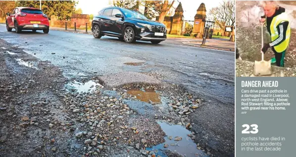  ?? AFP ?? DANGER AHEAD
Cars drive past a pothole in a damaged road in Liverpool, north west England. Above: Rod Stewart filling a pothole with gravel near his home.