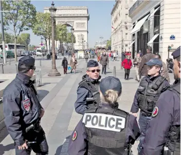  ??  ?? περίπολος χθες ενώπιον της Αψίδας του Θριάμβου στη λεωφόρο των Ηλυσίων Πεδίων, λίγα μέτρα από το σημείο της επίθεσης εναντίον λεωφορείου της αστυνομίας στο Παρίσι, την Πέμπτη.