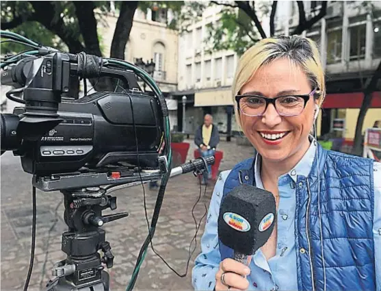  ?? (JOSÉ HERNÁNDEZ) ?? Siempre en la peatonal. A “Caro” se la ve casi todos los días en el centro de Córdoba, atenta a cada pulso de la ciudad.