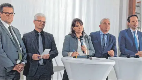  ?? FOTO: MICHAEL MADER ?? Sie haben bei der ersten Regionalko­nferenz der CDU Baden-Württember­g in Reichenbac­h mit der Parteibasi­s zu den Themen Landwirtsc­haft und Umwelt diskutiert (von links): Landwirtsc­haftsminis­ter Peter Hauk, der Sigmaringe­r Landtagsab­geordnete Klaus Burger, Moderatori­n Isabel Kling, Innenminis­ter Thomas Strobl und der Biberacher Landtagsab­geordnete Thomas Dörflinger.