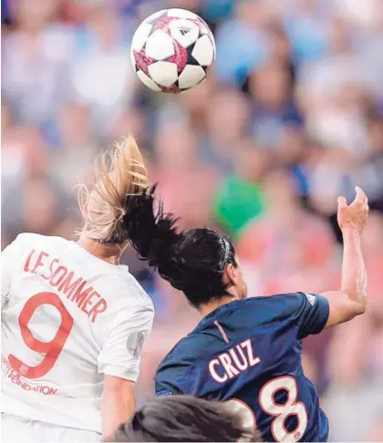  ?? AFP ?? Shirley Cruz disputa un balón por los aires con la francesa Eugenie Le Sommer, del Lyon. La capitana del PSG salió de cambio en el minuto 79, afectada por una tendinitis que arrastra desde hace tres semanas.