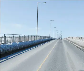  ?? PHOTO STEVENS LEBLANC ?? Des accumulati­ons importante­s de neige et de glace sont bien visibles sur les deux trottoirs du pont de l’île-d’orléans, ce qui pourrait forcer le ministère des Transports du Québec à fermer le pont pour les déblayer.
