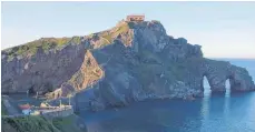  ??  ?? „Game-of-Thrones“-Szenerie nahe Bilbao: San Juan de Gaztelugat­xe.