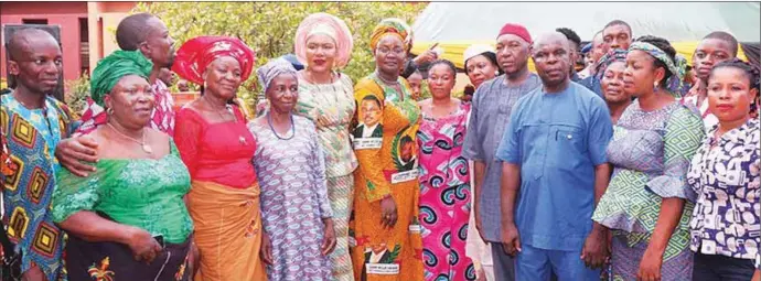  ??  ?? Wife of Anambra State governor, Mrs. Ebelechukw­u Obiano (6th left) , former Commission­er for Women Affairs and Social Welfare, Mrs. Victoria Chikwelu and family members of Mrs. Anene and other indigenes of Awka who came to witness her handing over to...