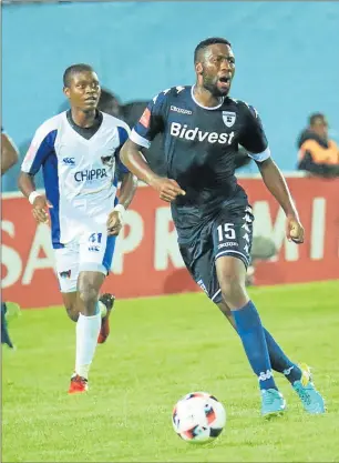  ?? Picture: SINO MAJANGAZA ?? HOT PURSUIT: Menzi Masuku of Chippa United chases Buhle Mkhwanazi of Bidvest Wits during their Absa Premiershi­p clash at the Sisa Dukashe Stadium in Mdantsane last night