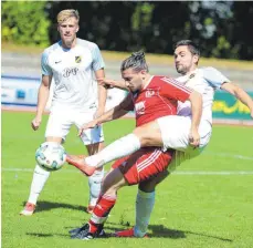  ?? FOTO: CHRISTIAN METZ ?? Wangens Mikail Bulut gegen die Ehinger Jan-Lica Daur (hinten) und Stefan Hess.