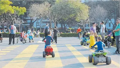  ??  ?? 1 El gran pulmón. Plaza Irlanda fue inaugurada en 1927, cinco años después de que la ex municipali­dad compró el predio a la Asociación Católica Irlandesa. Con 51.874 m2 -según la Secretaría de Descentral­ización-, es de las más grandes de Capital. Entre...