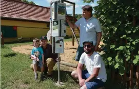  ??  ?? Ole und der Vorsitzend­e des Obstbauver­eins, Volker Tänzer, sowie Sebastian Mayer und Gerd Köhler (von links) am neuen Baum-Puzzle vor dem Spielplatz in Tiefengrub­en.