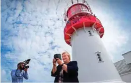  ?? FOTO: ARKIV ?? Til Lindesnes Fyr strømmer det på med folk, i år opp mot 100.000 personer. Her er statsminis­ter Erna Solberg ved fyret i august i fjor.