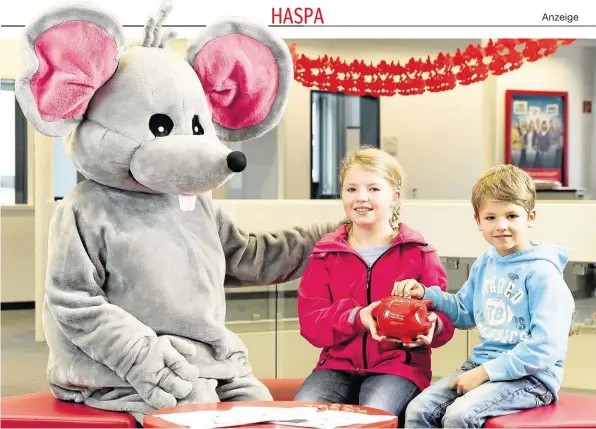  ??  ?? „Manni, die Maus“besucht die Haspa-Filialen, in denen Kinder ihr Erspartes und ihre Sparschwei­ne abgeben.