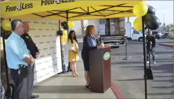  ??  ?? Imperial Valley Food Bank Executive Director Sara Griffen on Wednesday thanked representa­tives of the Food 4 Less store in Calexico after the store partnered with Goya Foods to donate 36,000 pounds of food to the food bank. JULIO MORALES