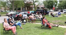  ?? BRIAN RICH/SUN-TIMES ?? Manor Park neighbors pull up a lawn chair for a recent Thursday night jam session by Jeremiah Collier and the REUP.