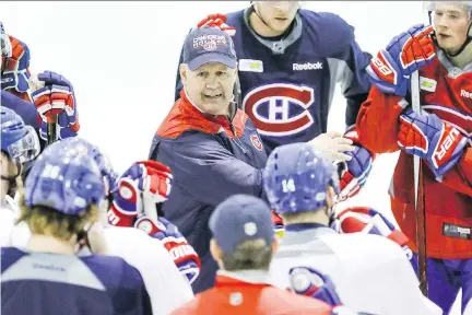  ?? JOHN MAHONEY ?? Claude Julien speaks to players at his first practice in Brossard Friday after replacing Michel Therrien as coach of the Canadiens.