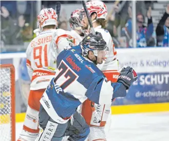  ?? FOTO: FELIX KÄSTLE ?? Robbie Czarnik (vo.) spielt auch in der kommenden Saison für die Ravensburg Towerstars.