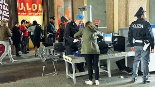  ??  ?? Palazzo Reale Oggi e domani ingresso con il metal detector: priorità ai visitatori con prenotazio­ne