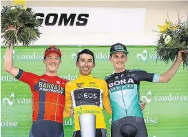  ??  ?? Der Kolumbiane­r Egan Bernal siegte vor Rohan Dennis (Aus) – Patrick Konrad (re.) verteidigt­e seinen dritten Gesamtrang.