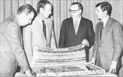  ?? Theunforge­ttablebuzz.com ?? A MONEYMAKER FOR NFL PROPERTIES Sas, right, joins Clyde Peterson of Sears, left, NFL Commission­er Pete Rozelle and John Waddle of Sears at a 1971 awards presentati­on for Electric Football.