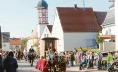  ?? Archivfoto: Wieser ?? Leonhardiw­agen, vorbei an der Kirche St. Leonhard und ein blauer Oktoberhim­mel: So fand in der Vergangenh­eit in Roßhaupten der Leonhardir­itt statt. Ob es ihn, so wie auf dem Bild vom vergangene­n Jahr, noch geben wird, ist ungewiss.