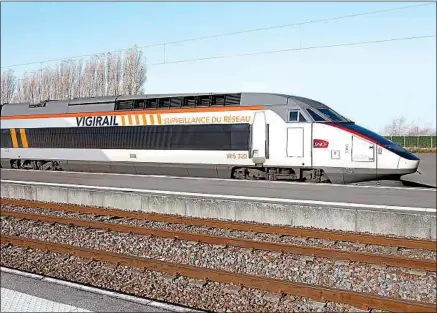  ??  ?? Tous les jours, l’IRIS 320 parcourt 430 km de lignes TGV à la recherche de potentiels problèmes sur les rails.