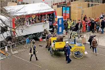  ??  ?? Die zwei Pferde, die vor die Kutsche gespannt waren, sind durchgegan­gen. Der hinter der Kutsche folgende Teil des Zuges musste zeitweise gestoppt werden. Der Unfall hat eine Debatte um Pferde im Karneval ausgelöst.