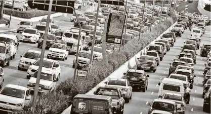  ?? Reinaldo Canato/folhapress ?? Trânsito carregado na avenida 23 de Maio, próximo ao viaduto Tutoia, na região central de SP; jogo da seleção brasileira na Copa do Mundo fez a cidade bater recorde de congestion­amento do ano, com 203 km