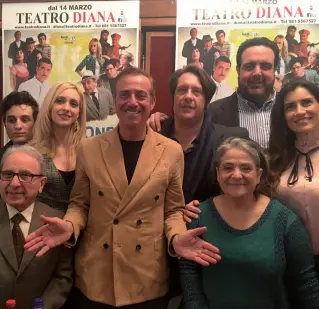  ??  ?? Compagnia Al centro il protagonis­ta e regista Massimo Ghini In prima fila con lui Ernesto Mahieux e Nunzia Schiano