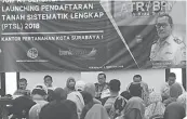  ?? JOS RIZAL/ JAWA POS ?? JEMPUT BOLA: Kepala Kantor Pertanahan Surabaya 1 Djoko Susanto (empat dari kiri) saat memberikan penjelasan mengenai PTSL.