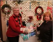  ?? LAUREN HALLIGAN - MEDIANEWS GROUP ?? Sue Dippo, left, and Elida Dillon, right, run the Holiday Shop each year at Trinity Church Lansingbur­gh.