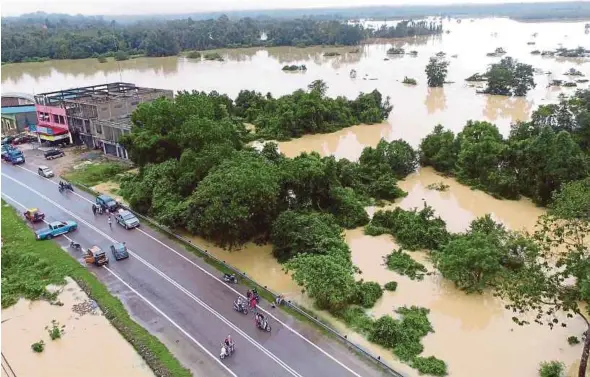  ?? FILE PIX ?? An aerial view of the floods that hit Rantau Panjang when Sungai Golok burst its banks in January. Floods are happening more frequently in the area as mangrove forests are cleared for developmen­t.