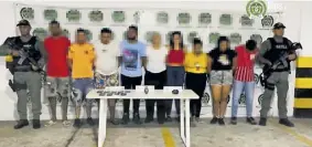  ?? ?? Los nueve detenidos en la foto de reseña de la Policía.