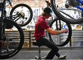  ?? Helen H. Richardson, The Denver Post ?? Jake Wade, salesman and bike mechanic at Peak Cycles Bike Shop, works on bikes at the store on March 28.