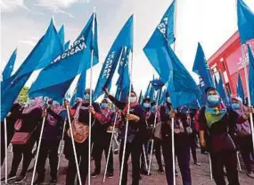  ?? BERNAMA PIC ?? Perikatan Nasional supporters in a show of support for Sulaman candidate Datuk Seri Hajiji Noor of Parti Pribumi Bersatu Malaysia on nomination day in Tuaran on Saturday.