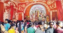  ?? PIC/ABHAY SINGH ?? Devotees at a puja pandal in CR Park